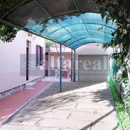 Luigina, Piano Terra, Due Posti Auto E A 200 M Dal Mare! By Alfareal *